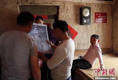 野生大熊猫频频现身陕西一村庄 疑似生病 目前已被救助